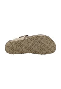 Scarpa slip-on beige con suola in gomma dotata di una texture antiscivolo. Parte superiore in camoscio con un design minimalista e un piccolo dettaglio a fibbia.
