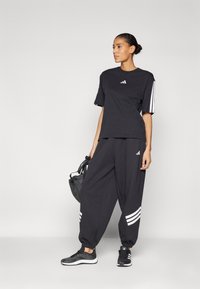 adidas Sportswear FUTURE ICONS THREE STRIPES PARACHUTE - Treningo apatinė dalis - black