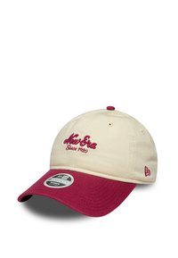 Beige sapka maroon ernyővel. A "New Era" felirat maroon színben hímzett, alatta pedig a "Since 1920" felirat található. Az oldalon egy kör alakú logócímke található.