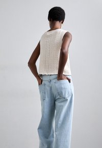 KNITID CABLED BUTTON VEST - Γιλέκο - calico