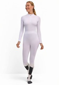 Athletischer Langarm-Body in hellgrau, mit Reißverschluss am Kragen, gerippter Textur und figurbetontem Schnitt, ergänzt durch graue Kompressionsstrümpfe.