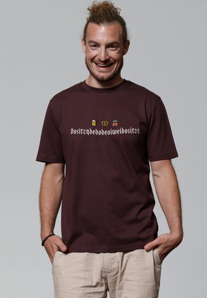 DOSITZNDEDODEOIWEIDOSITZN - T-shirt print - red brown