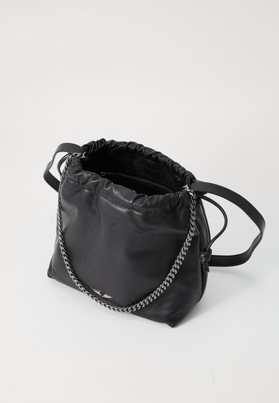 Schwarze Lederhandtasche mit gerafftem Deckel, Kettenriemen und glatter Oberfläche. Verfügt über Innenfächer und ein minimalistisches Design.