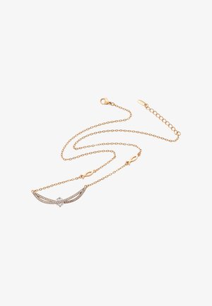 Delicaat gouden ketting met twee kleine vissen-vormige hangers en een gebogen hanger versierd met een centrale heldere edelsteen en kleine diamanten.