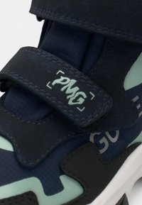 Niebieskie i turkusowe buty sportowe z teksturowaną cholewką, z rzepem i kontrastującymi czarnymi akcentami. Oznakowane marką 'PMG' na rzepie.