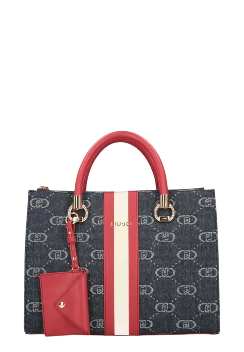 Denim-Handtasche mit roten Lederakzenten und Griffen, die über Logo-Muster, goldene Beschläge, weiße Streifen und eine angehängte kleine Tasche verfügt.