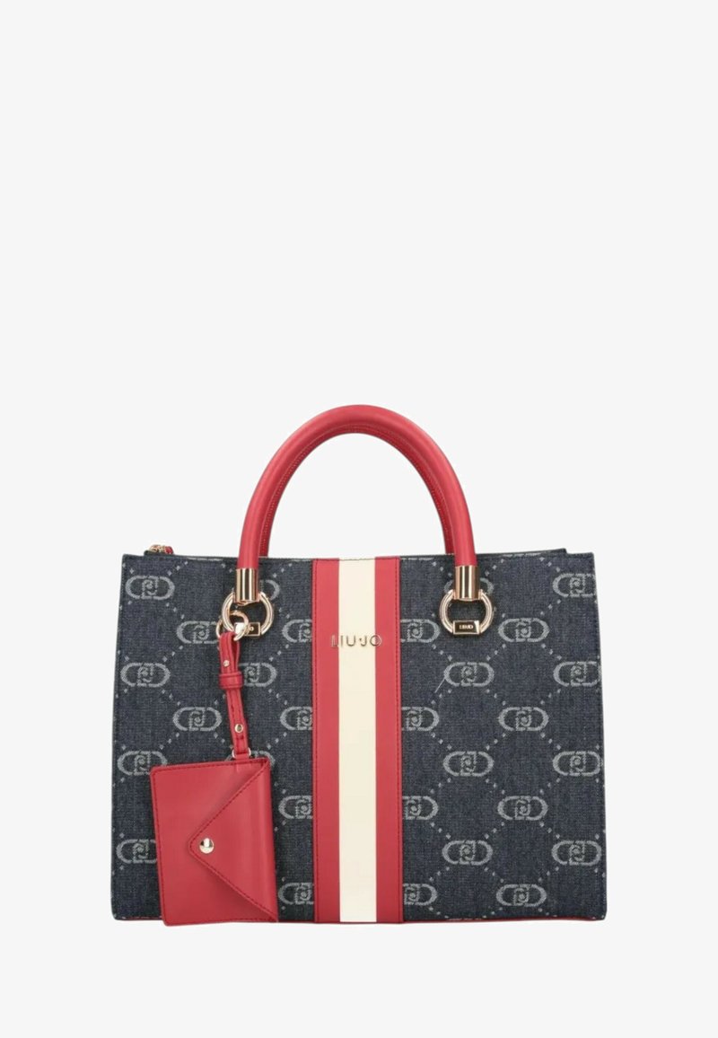 Denim-Handtasche mit roten Lederakzenten und Griffen, die über Logo-Muster, goldene Beschläge, weiße Streifen und eine angehängte kleine Tasche verfügt.