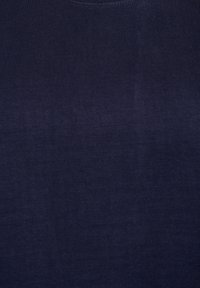 Tume tumesinine kangas, millel on siledapoolne tekstuur. Lihtne, kaunistusteta disain, sobib igapäevaseks kandmiseks, puuduvad mustrid või nähtavad detailid.