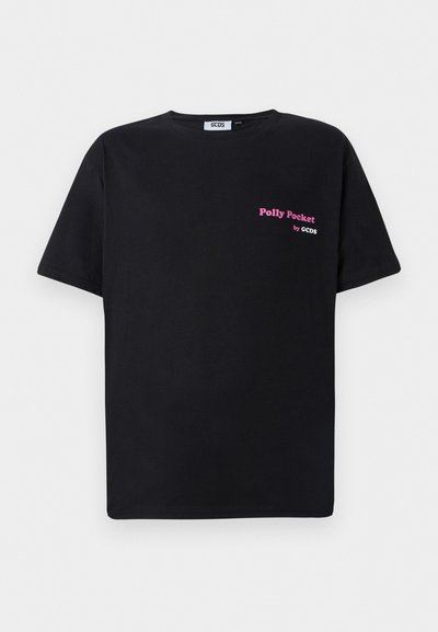 Svart bomull T-skjorte med korte ermer, med en rosa "Polly Pocket by GCDS" logo på venstre front. Enkel, boxy design.