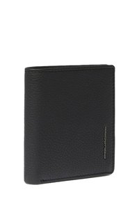 Zwarte leren portemonnee met een gestructureerd oppervlak, bi-fold ontwerp en subtiele branding aan de zijkant. Compacte vorm, ideaal voor dagelijks gebruik.