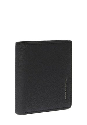 Zwarte leren portemonnee met een gestructureerd oppervlak, bi-fold ontwerp en subtiele branding aan de zijkant. Compacte vorm, ideaal voor dagelijks gebruik.