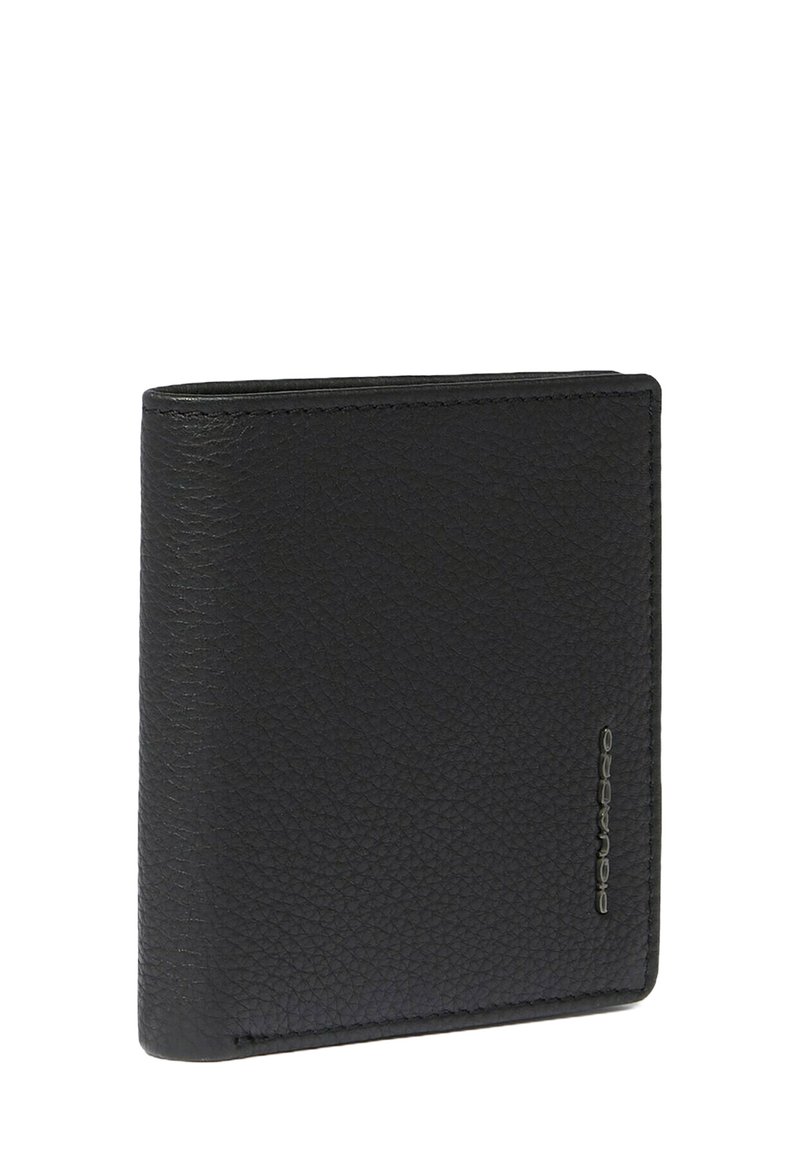 Zwarte leren portemonnee met een gestructureerd oppervlak, bi-fold ontwerp en subtiele branding aan de zijkant. Compacte vorm, ideaal voor dagelijks gebruik.