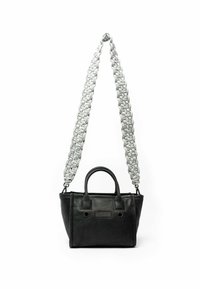 Zwarte leren handtas met een gestructureerde afwerking, voorzien van een zilveren gevlochten schouderband, dubbele handgrepen bovenaan en een rechthoekige vorm.