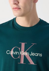 Calvin Klein Jeans HERO MONOGRAM TEE - Camiseta estampada - ponderosa pine