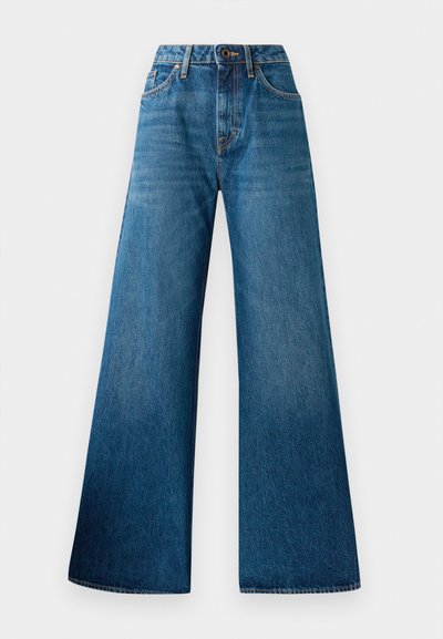 Jeans large en denim bleu avec taille haute, léger délavage, design classique à cinq poches et fermeture à bouton à l'avant.