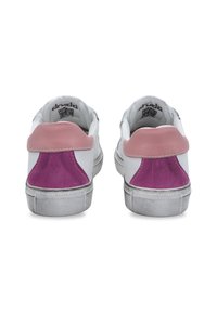 Sneakers bianchi con dettagli in suede rosa e viola sul tallone, suola in gomma testurizzata e tomaia in pelle liscia. Logo discreto sulla linguetta.
