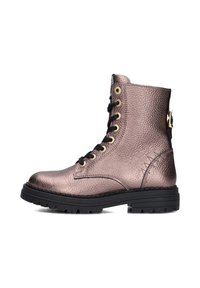 Lace-up enkellaarsjes van gestructureerd metallic bronsleer. Voorzien van zwarte veters, gouden oogjes en een stevige zwarte rubberen zool.