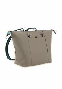 Bolso de cuero gris con superficie texturizada, dos asas en la parte superior y una correa de hombro a rayas desmontable con acentos azules.