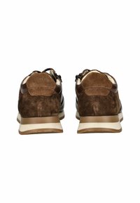 Sneaker marroni con una combinazione di pelle liscia e scamosciata, colletto imbottito e suola in gomma resistente con una striscia di accento color crema.