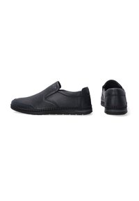 Černé kožené slip-on boty s hladkým povrchem, šitými detaily a zaobleným špičatým designem. Měkký svršek s polstrovanou podrážkou.
