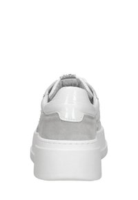 Witte en grijze sneaker met een hiel van glanzend leer en een suede paneel, voorzien van een dikke witte zool en een gewatteerde kraag.