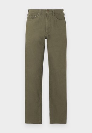 Ευθείς παντελόνες σε ελιά πράσινο χρώμα με κουμπί μπροστά, φερμουάρ, θηλιές για ζώνη και σχεδιασμό με πέντε τσέπες.