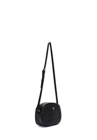 Bolso de hombro de cuero negro acolchado con forma redondeada, herrajes dorados y correa ajustable. Cierre con cremallera y detalles en relieve.