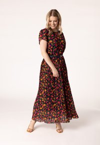 Blumenkleid im Maxiformat mit Falten; schwarze Basis mit lebhaften orangen, rosa und grünen Mustern. Mit tailliertem Schnitt und kurzen Ärmeln.