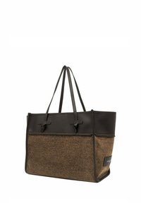 Tote bag met een zwart leren bovenkant en een bruin gestructureerd ondergedeelte met diagonale strepen, dubbele handvatten en een label aan de zijkant.