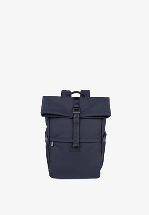 Sac à dos bleu marine en tissu durable, avec un design à rabat, des bretelles ajustables et une poche zippée sur le devant avec une étiquette de marque.