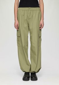 Licht olijfgroene cargobroek met een losse pasvorm, voorzien van een elastische tailleband, knoopsluiting en twee zijzakken.