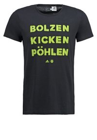Camiseta de algodón negra con cuello redondo. Presenta un gran texto verde "BOLZEN KICKEN PÖHLEN" y el logo de Adidas en la parte frontal. Mangas cortas.