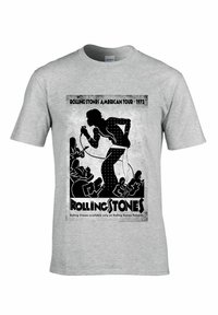 Camiseta gris con un gráfico negro de un cantante y una banda, texto "Rolling Stones American Tour 1972" y "Rolling Stones" en la parte inferior.