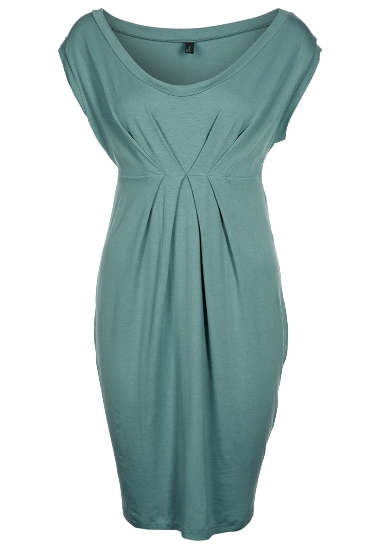 Tyrkysové šaty s krátkým rukávem vyrobené z měkké tkaniny. Mají kulatý výstřih a sklady v pase, což vytváří uvolněný střih a decentní splývání.