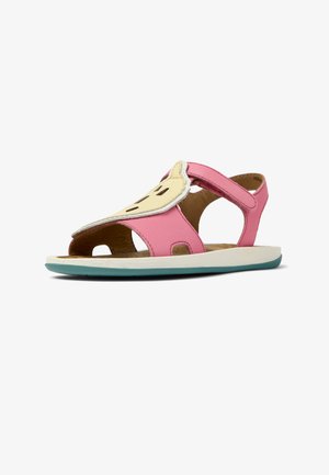 Sandali in pelle rosa con dettagli accentuati gialli e neri, design aperto sulle dita, cinturino regolabile e suola azzurro chiaro.