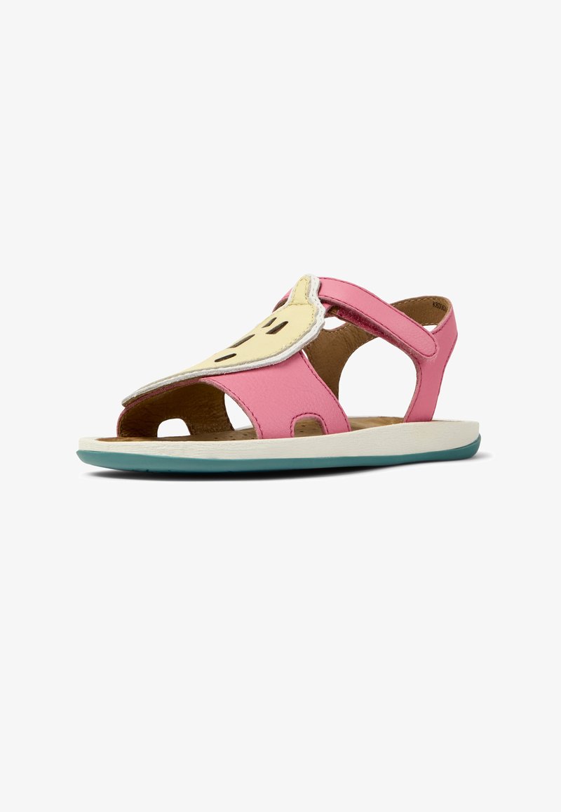 Růžové kožené sandály se žlutými a černými akcenty, otevřenou špičkou, nastavitelným páskem a světle modrou podrážkou.