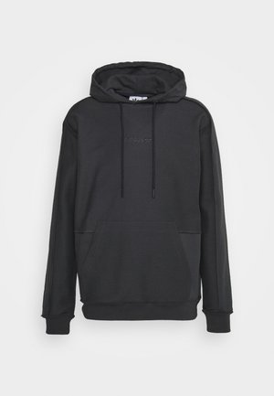 Zwarte Adidas hoodie met voorzak in kangoeroestijl, verstelbare capuchon met trekkoord en subtiel geborduurd logo op de borst.