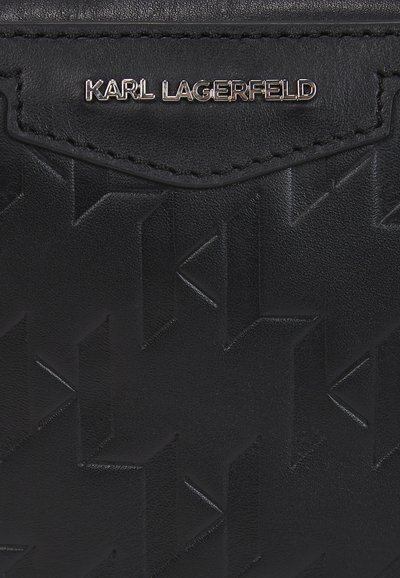 Portefeuille en cuir noir arborant un motif géométrique gaufré, une bordure cousue et une plaque logo métallique portant l'inscription "KARL LAGERFELD."