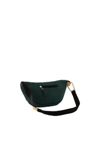 Marsupio di colore verde scuro con texture, dotato di una tasca con zip, tracolla nera regolabile e dettagli in metallo argentato. Progettato in una forma curva.