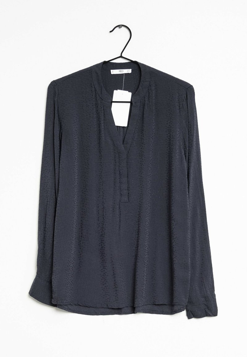 Blouse à manches longues gris foncé en tissu texturé ; possède une patte de boutonnage avec une ouverture en forme de trou de serrure et un ourlet légèrement arrondi sur les côtés.