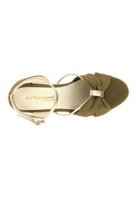 Sandalo a cuneo verde oliva con tomaia in tessuto texturizzato, dettaglio annodato e accenti metallici sulla cinghia alla caviglia. Sottopiede beige, design open-toe.