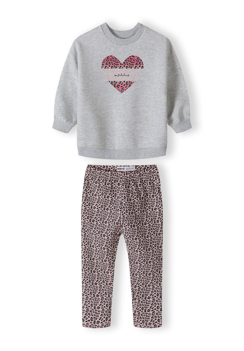 Szary sweatshirt z różowo-czarnym sercem w panterkę, w połączeniu z różowymilegginsami w panterkę. Oba wykonane są z miękkiego materiału.