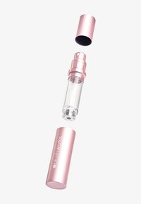 Butelka rozpylająca w kolorze różowego złota z przezroczystym, szklanym wnętrzem. Wyjmowana górna nakrętka, przezroczysta obudowa oraz nadrukowane logo "brushworks" na obudowie.