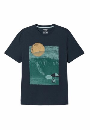 Dunkelblaues T-Shirt mit einer Grafik von einer großen Welle, einer gelben Sonne und einer Person unter einem Regenschirm mit dem Spruch „Wir haben doch gerade gesagt, wir gehen schwimmen.“