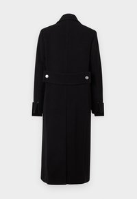 Casaco longo preto feito de lã, com um colarinho alto, uma cintura cingida com botões prateados e punhos estruturados para um look ajustado.