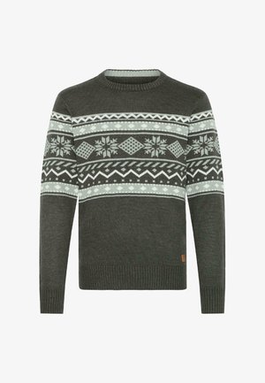 Temnozeleni pulover z dolgimi rokavi, okroglo izrezano ovratnikom in fair isle vzorcem v svetlo sivi in beli barvi, ki vključuje geometrijske oblike in snežinke.