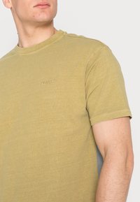 Levi's® VINTAGE - Basic póló - cedar garment dye cedar
