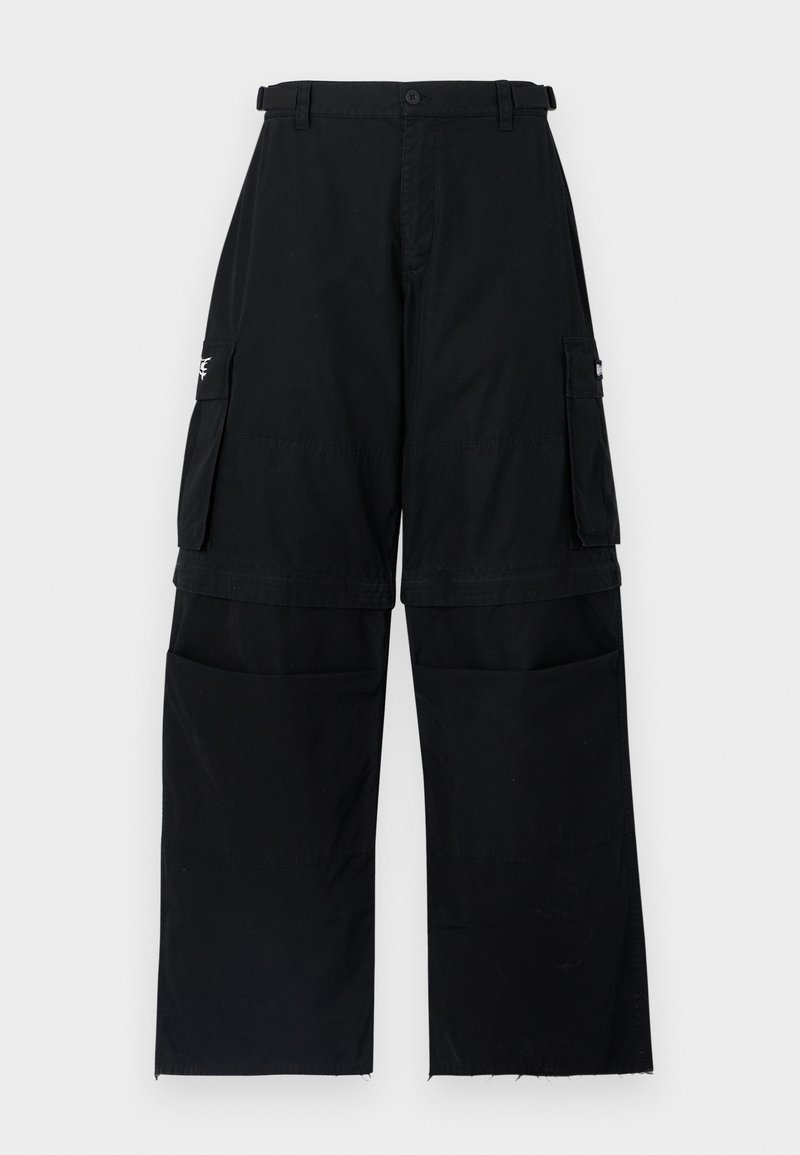 Pantalones cargo negros hechos de una tela resistente, con piernas anchas, múltiples bolsillos laterales y un cierre de botón en la cintura.