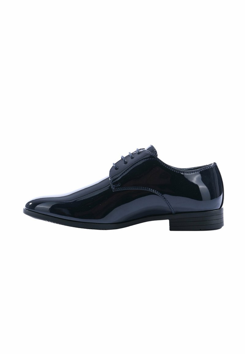 Scarpa da uomo in pelle nera con finitura lucida, punta tondeggiante, design con lacci e suola in gomma nera texturizzata. Linee pulite e accenti minimi.