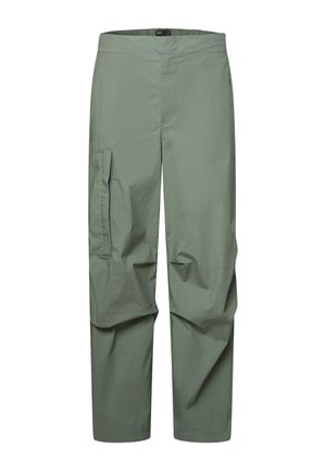 Pantalon cargo droit vert olive clair avec taille élastique et une poche latérale sur la cuisse gauche.
